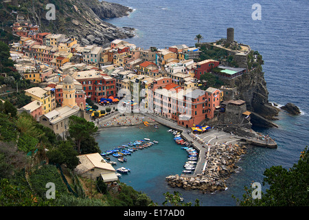 Vue aérienne du village de pêcheurs de Vernazza, Cinque Terre, Italie. Banque D'Images