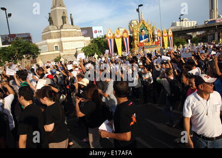 Bangkok, Thaïlande. 24 mai 2014. Titulaire d'un manifestant lors d'un signe de protestation anti-putschistes le deuxième jour après la Thaïlande a annoncé des généraux d'un coup d'Etat. Les manifestants ont défié une interdiction de la réunion publique par le pouvoir militaire à la marche contre le coup d'état. La capitale Thaïlandaise a vu plusieurs rassemblements anti-putschistes depuis l'armée a pris le contrôle le 22 mai. Crédit : John Vincent/Alamy Live News Banque D'Images