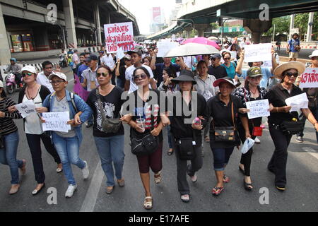 Bangkok, Thaïlande. 24 mai 2014. Titulaire d'un manifestant lors d'un signe de protestation anti-putschistes le deuxième jour après la Thaïlande a annoncé des généraux d'un coup d'Etat. Les manifestants ont défié une interdiction de la réunion publique par le pouvoir militaire à la marche contre le coup d'état. La capitale Thaïlandaise a vu plusieurs rassemblements anti-putschistes depuis l'armée a pris le contrôle le 22 mai. Crédit : John Vincent/Alamy Live News Banque D'Images