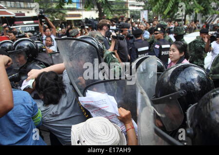 Bangkok, Thaïlande. 24 mai 2014. Les manifestants tentent de pousser les soldats en tenue de bloquer la voie d'un coup d'anti-mars sur le deuxième jour après la Thaïlande a annoncé des généraux d'un coup d'Etat. Les manifestants ont défié une interdiction de la réunion publique par le pouvoir militaire à la marche contre le coup d'état. La capitale Thaïlandaise a vu plusieurs rassemblements anti-putschistes depuis l'armée a pris le contrôle le 22 mai. Crédit : John Vincent/Alamy Live News Banque D'Images