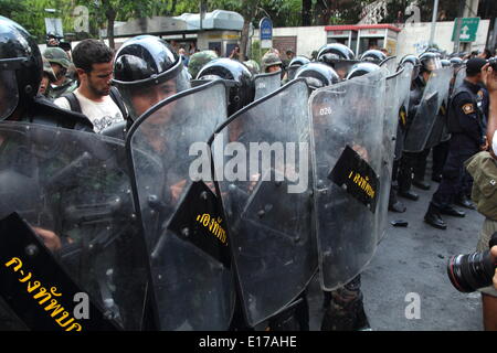 Bangkok, Thaïlande. 24 mai 2014. Les agents de police riot garde près de manifestants anti coup sur le deuxième jour après la Thaïlande a annoncé des généraux d'un coup d'Etat. Les manifestants ont défié une interdiction de la réunion publique par le pouvoir militaire à la marche contre le coup d'état. La capitale Thaïlandaise a vu plusieurs rassemblements anti-putschistes depuis l'armée a pris le contrôle le 22 mai. Crédit : John Vincent/Alamy Live News Banque D'Images