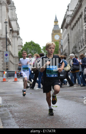 Londres, Royaume-Uni. 25 mai, 2014.  : Des milliers de personnes participent, hommes, femmes et enfants s'exécute pour le Westminster Bupa fonctionne à 1,6 km du centre commercial de Londres. Photo par voir Li/Alamy Live News Banque D'Images