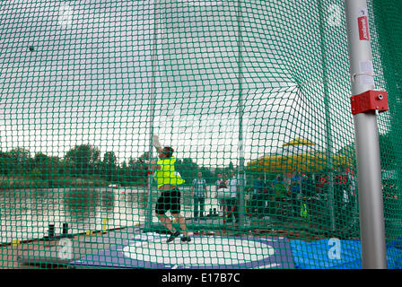 Wroclaw, Pologne. 24 mai, 2014. Champion du monde du lancer du marteau Pawel Fajdek (POL) participe avec plusieurs médaillés olympiques en concurrence inhabituelle en lancer du disque lancer du marteau et du chaland sur l'Odra (Oder pendant l'événement de la coupe à Wroclaw, en Pologne, le samedi, 24 mai, 2014. Credit : Piotr Zajac/Alamy Live News Banque D'Images