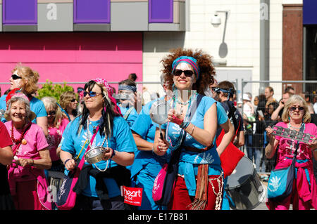 Carnaval international de Luton 25 mai 2014, danse et musique du monde entier dans les rues de Luton, Bedfordshire, Royaume-Uni Banque D'Images