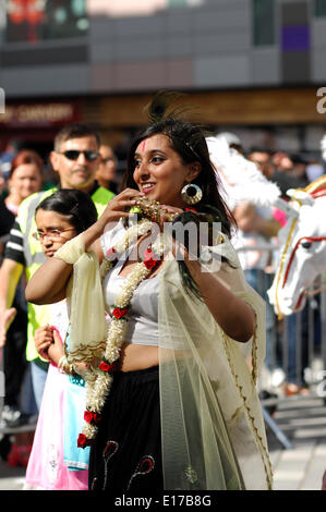 Carnaval international de Luton 25 mai 2014, danse et musique du monde entier dans les rues de Luton, Bedfordshire, Royaume-Uni Banque D'Images