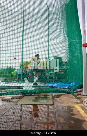 Wroclaw, Pologne. 24 mai, 2014. Champion olympique du marteau Tatyana Lysenko (RUS) participe avec plusieurs médaillés olympiques en concurrence inhabituelle en lancer du disque lancer du marteau et du chaland sur l'Odra (Oder pendant l'événement de la coupe à Wroclaw, en Pologne, le samedi, 24 mai, 2014. Credit : Piotr Zajac/Alamy Live News Banque D'Images