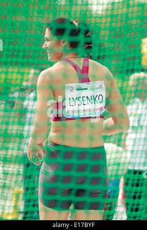 Wroclaw, Pologne. 24 mai, 2014. Champion olympique du marteau Tatyana Lysenko (RUS) participe avec plusieurs médaillés olympiques en concurrence inhabituelle en lancer du disque lancer du marteau et du chaland sur l'Odra (Oder pendant l'événement de la coupe à Wroclaw, en Pologne, le samedi, 24 mai, 2014. Credit : Piotr Zajac/Alamy Live News Banque D'Images