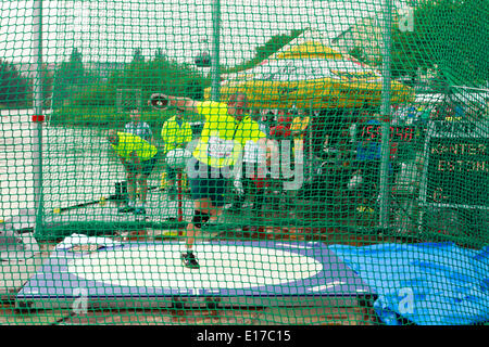 Wroclaw, Pologne. 24 mai, 2014. Champion olympique discus thrower Gerd Kanter (EST) participe avec plusieurs médaillés olympiques en concurrence inhabituelle en lancer du disque lancer du marteau et du chaland sur l'Odra (Oder pendant l'événement de la coupe à Wroclaw, en Pologne, le samedi, 24 mai, 2014. Credit : Piotr Zajac/Alamy Live News Banque D'Images