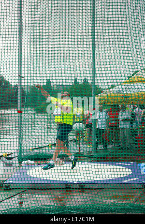 Wroclaw, Pologne. 24 mai, 2014. Lanceur de disque Piotr Malachowski (POL) participe avec plusieurs médaillés olympiques en concurrence inhabituelle en lancer du disque lancer du marteau et du chaland sur l'Odra (Oder pendant l'événement de la coupe à Wroclaw, en Pologne, le samedi, 24 mai, 2014. Credit : Piotr Zajac/Alamy Live News Banque D'Images