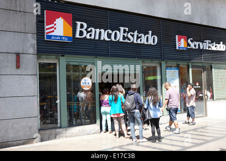 Les gens queue devant une succursale de la Banco Estado Santiago Chili Banque D'Images