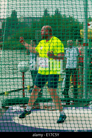Wroclaw, Pologne. 24 mai, 2014. Lanceur de disque Piotr Malachowski (POL) participe avec plusieurs médaillés olympiques en concurrence inhabituelle en lancer du disque lancer du marteau et du chaland sur l'Odra (Oder pendant l'événement de la coupe à Wroclaw, en Pologne, le samedi, 24 mai, 2014. Credit : Piotr Zajac/Alamy Live News Banque D'Images