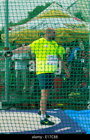 Wroclaw, Pologne. 24 mai, 2014. Lanceur de disque Piotr Malachowski (POL) participe avec plusieurs médaillés olympiques en concurrence inhabituelle en lancer du disque lancer du marteau et du chaland sur l'Odra (Oder pendant l'événement de la coupe à Wroclaw, en Pologne, le samedi, 24 mai, 2014. Credit : Piotr Zajac/Alamy Live News Banque D'Images