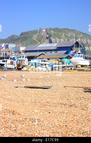 Un avis de certains des bateaux par le front de mer de Hastings avec l'Orient hill lift en arrière-plan Banque D'Images