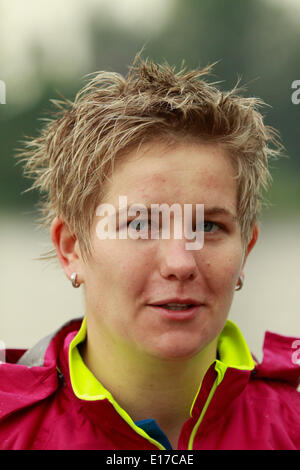 Wroclaw, Pologne. 24 mai, 2014. Marteau Anita Wlodarczyk (POL) participe avec plusieurs médaillés olympiques en concurrence inhabituelle en lancer du disque lancer du marteau et du chaland sur l'Odra (Oder pendant l'événement de la coupe à Wroclaw, en Pologne, le samedi, 24 mai, 2014. Credit : Piotr Zajac/Alamy Live News Banque D'Images