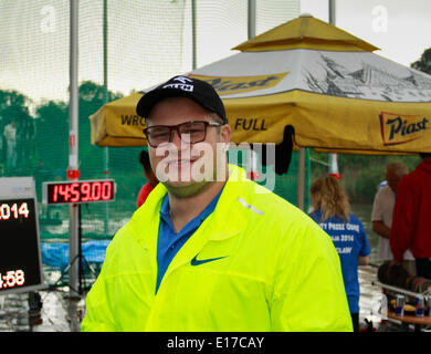 Wroclaw, Pologne. 24 mai, 2014. Champion du Monde de lancer de marteau Pawel Fajdek (POL) participe avec plusieurs médaillés olympiques en concurrence inhabituelle en lancer du disque lancer du marteau et du chaland sur l'Odra (Oder pendant l'événement de la coupe à Wroclaw, en Pologne, le samedi, 24 mai, 2014. Credit : Piotr Zajac/Alamy Live News Banque D'Images