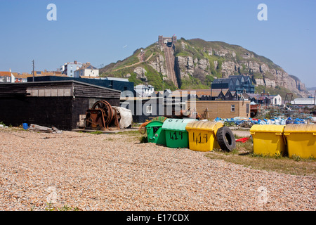 Une vue sur chantier par le front de mer de Hastings avec l'Orient hill lift en arrière-plan Banque D'Images