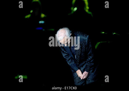 Berlin, Allemagne. 22 mai, 2014. Charles Aznavour chante lors du concert pour célébrer son 90e anniversaire à Berlin, Allemagne, 22 mai 2014. Le French-Armenian singer a composé plus de 700 chansons au cours de ses plus de 70 ans de carrière et a travaillé sur plus de 70 films. Photo : Bernd von Jutrczenka/dpa/Alamy Live News Banque D'Images