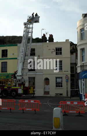 Hastings Marine Parade, les pompiers examiner grillee coquille de terrasse de maisons détruit par le feu le 25 mai 2014 Banque D'Images