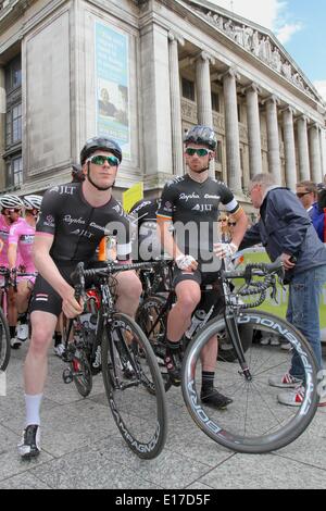 Nottingham, Royaume-Uni. 25 mai 2014. Course du lait. Ed Clancy et Felix Anglais en face de l'Hôtel de ville de Nottingham : Crédit Styles Neville/Alamy Live News Banque D'Images