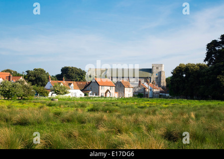 Le village de Thornham dans North Norfolk UK avec l'église All Saints vu de l'ensemble des marais salants Banque D'Images