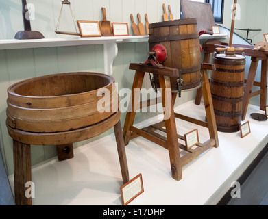 Baratte Ancienne En Bois à Manivelle - Mécanisme En Fonte Sur Chevalet - Décoratif - Origine France (90 Cm)