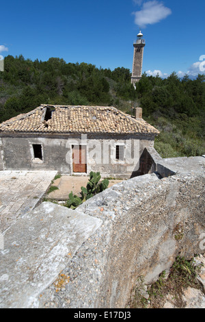 Village de Fiskardo, Céphalonie. La maison du gardien de phare avec les infirmières de phare en arrière-plan. Banque D'Images