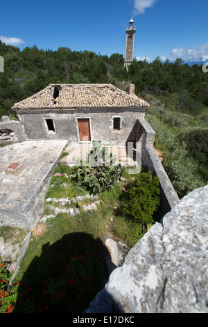 Village de Fiskardo, Céphalonie. La maison du gardien de phare avec les infirmières de phare en arrière-plan. Banque D'Images