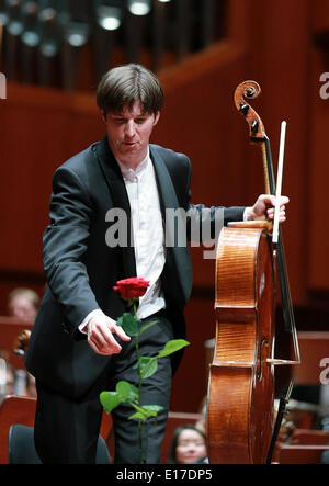 Francfort. 25 mai, 2014. Le violoncelliste allemand Daniel Muller-Schott réagit à l'applaudissements dans le concert à la coopération avec l'Orchestre du Festival de Budapest à l'Alte Oper à Francfort, Allemagne, le 25 mai 2014. © Luo Huanhuan/Xinhua/Alamy Live News Banque D'Images