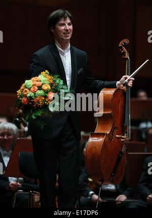 Francfort. 25 mai, 2014. Le violoncelliste allemand Daniel Muller-Schott réagit à l'applaudissements dans le concert à la coopération avec l'Orchestre du Festival de Budapest à l'Alte Oper à Francfort, Allemagne, le 25 mai 2014. © Luo Huanhuan/Xinhua/Alamy Live News Banque D'Images