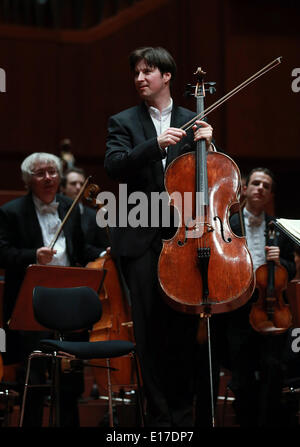 Francfort. 25 mai, 2014. Le violoncelliste allemand Daniel Muller-Schott réagit à l'applaudissements dans le concert à la coopération avec l'Orchestre du Festival de Budapest à l'Alte Oper à Francfort, Allemagne, le 25 mai 2014. © Luo Huanhuan/Xinhua/Alamy Live News Banque D'Images