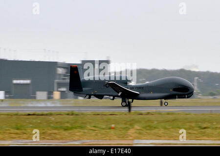 L'US Air Force UN RQ-4 Global Hawk drone aérien sans pilote pour la première fois le territoire japonais à Misawa Air Base 24 mai 2014 à Aomori Prefecture, Honshu, Japon. Banque D'Images