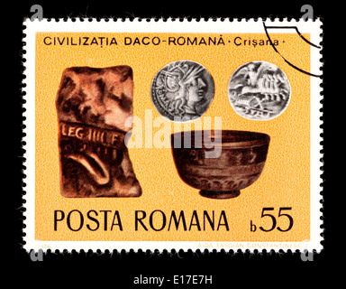 Timbre-poste de représentant de la Roumanie, des fragments de céramique et d'anciennes pièces bol Banque D'Images
