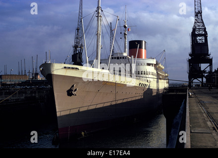 NOV 1973. SOUTHAMPTON, ANGLETERRE - CALE SÈCHE, DES CAP MAIL SHIP - UNION EUROPÉENNE DE CHÂTEAU LE CHÂTEAU D'ÉDIMBOURG EN CALE SÈCHE KGV. Banque D'Images