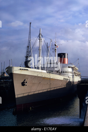 NOV 1973. SOUTHAMPTON, EN ANGLETERRE, EN CALE SÈCHE DE CAPE-MAIL SHIP- UNION EUROPÉENNE DE CHÂTEAU LE CHÂTEAU D'ÉDIMBOURG EN CALE SÈCHE KGV. Banque D'Images