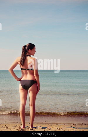 Jeune femme en bikini sur la plage Banque D'Images