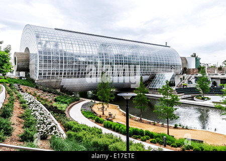 Le Crystal Bridge situé dans le Myriad Botanical Gardens au centre-ville d'Oklahoma City, États-Unis d'Amérique, à Reno et Robinson. Banque D'Images