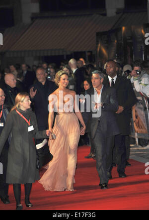 London, UK, UK. 20 Oct, 2011. Stacey Keibler George Clooney et assister à la première de The descendants au 55e BFI London Film Festival at Odeon West End. © Ferdaus Shamim/ZUMA/ZUMAPRESS.com/Alamy fil Live News Banque D'Images