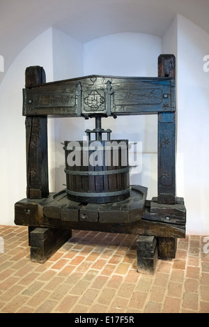 En bois ancien pressoir - traditionnelle vieille technique de la vinification Banque D'Images