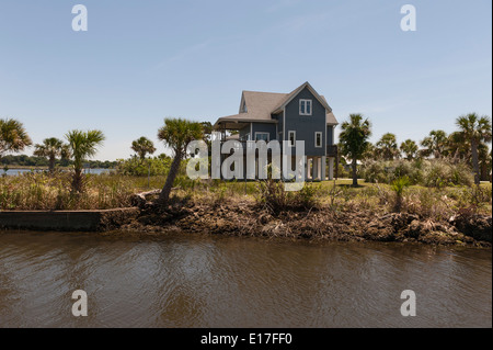 Séance maisons sur pilotis les pilotis dans Crystal River, en Floride. Banque D'Images