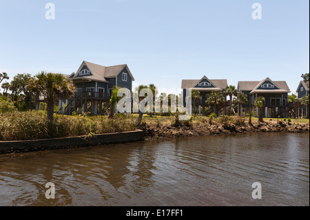 Séance maisons sur pilotis les pilotis dans Crystal River, en Floride. Banque D'Images