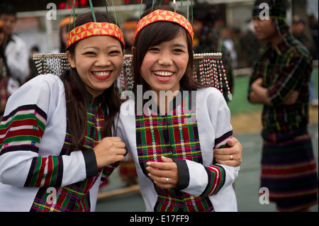 Portrait de jeune fille de la tribu Mizo Chapchar Kut de vêtements traditionnels pour Puanchei festival la danse du bambou. L'Inde Mizoram Banque D'Images