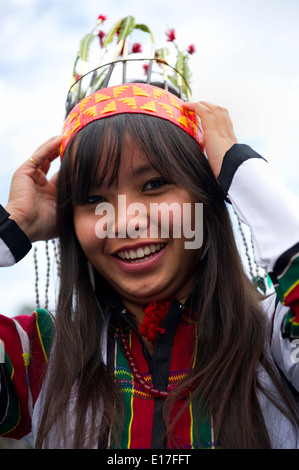 Portrait de jeune fille de la tribu Mizo Chapchar Kut de vêtements traditionnels pour Puanchei festival la danse du bambou. L'Inde Mizoram Banque D'Images