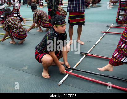 Portrait de jeune fille de la tribu Mizo Chapchar Kut de vêtements traditionnels pour Puanchei festival la danse du bambou. L'Inde Mizoram Banque D'Images