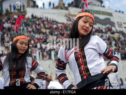 Portrait de jeune fille de la tribu Mizo Chapchar Kut de vêtements traditionnels pour Puanchei festival la danse du bambou. L'Inde Mizoram Banque D'Images