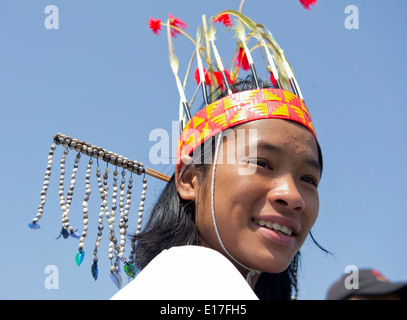 Portrait de jeune fille de la tribu Mizo Chapchar Kut de vêtements traditionnels pour Puanchei festival la danse du bambou. L'Inde Mizoram Banque D'Images