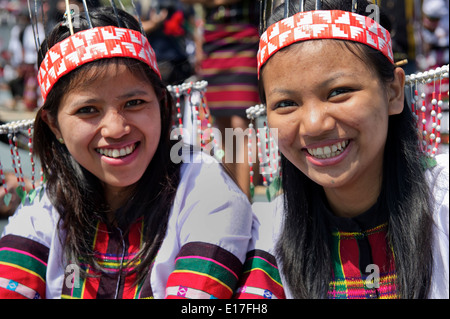 Portrait de jeune fille de la tribu Mizo Chapchar Kut de vêtements traditionnels pour Puanchei festival la danse du bambou. L'Inde Mizoram Banque D'Images