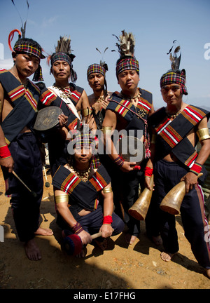 Portrait de personnes à la tribu Mizo Chapchar Kut festival portant des costumes traditionnels pour la danse du bambou. L'Inde Mizoram Banque D'Images