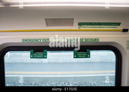 Enseignes de sortie d'urgence en anglais et en français sur le Go train en Ontario Canada. Banque D'Images