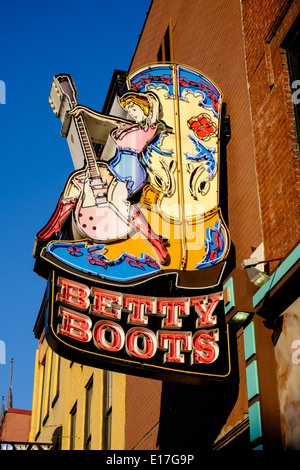 Le Betty Boots en néon sur Broadway inférieur à Nashville, Tennessee Banque D'Images