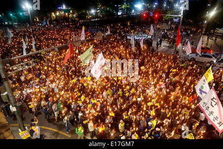 Séoul, Corée du Sud. 24 mai, 2014. Les participants au cours de mars une bougie allumée à protester contre le gouvernement sud-coréen à Séoul, Corée du Sud. Selon les médias locaux, environ 30 000 Sud-Coréens ont démontré le samedi dans le deuil pour les victimes de l'Sewol ferry et souhaiter le retour des passagers manquant comme ils ont demandé d'enquêter sur le président Park Geun-Hye et révéler les faits de la tragédie de ferry qui a causé plus de 300 morts ou disparus après avoir été enfoncés dans le sud-ouest de l'eau des pays le 16 avril 2014. (Photo de Lee Jae-Won/AFLO) (CORÉE DU SUD) © Aflo Co.,Ltd/Alamy Live New Banque D'Images